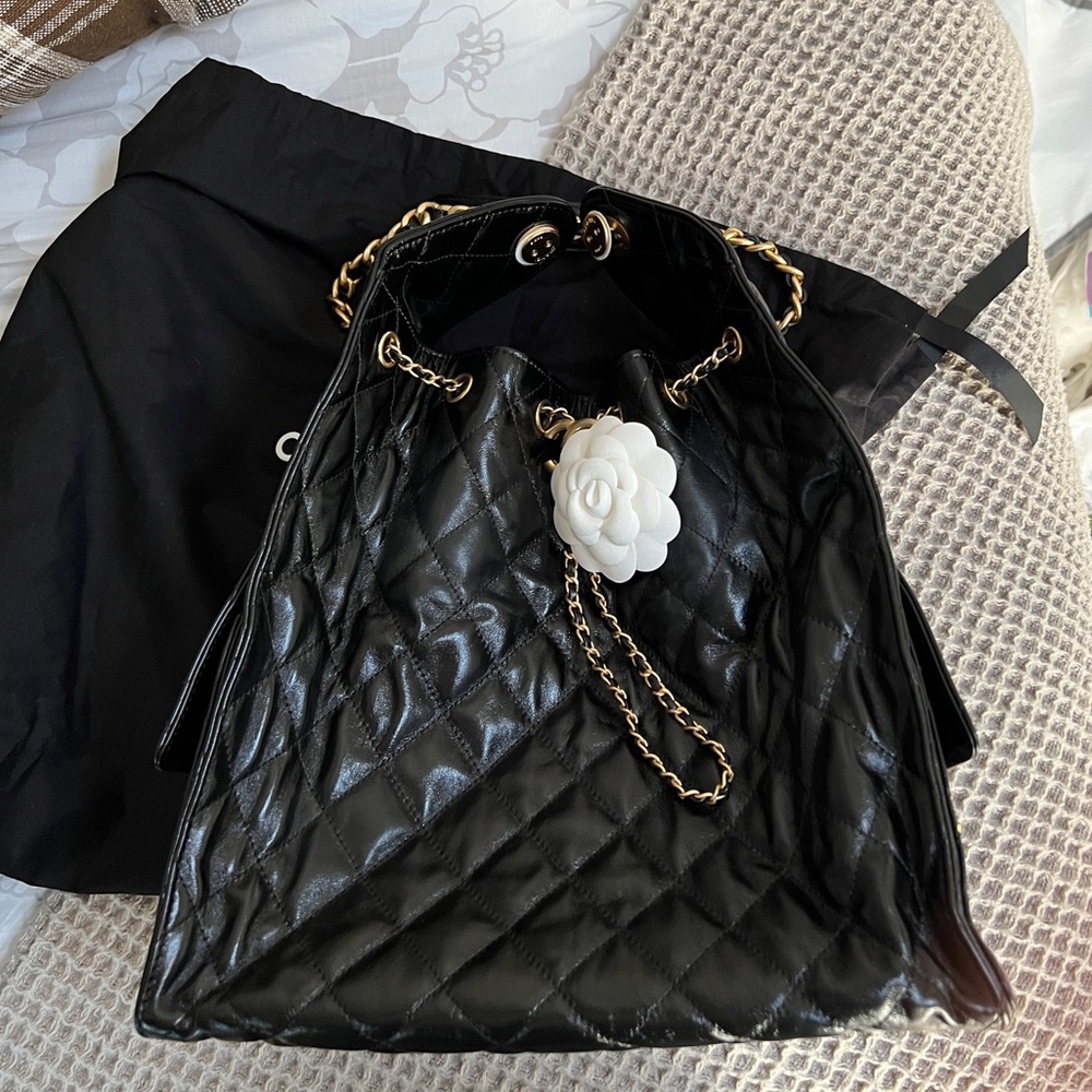 COPY - CC 25 Medium Handbag in Shiny Black